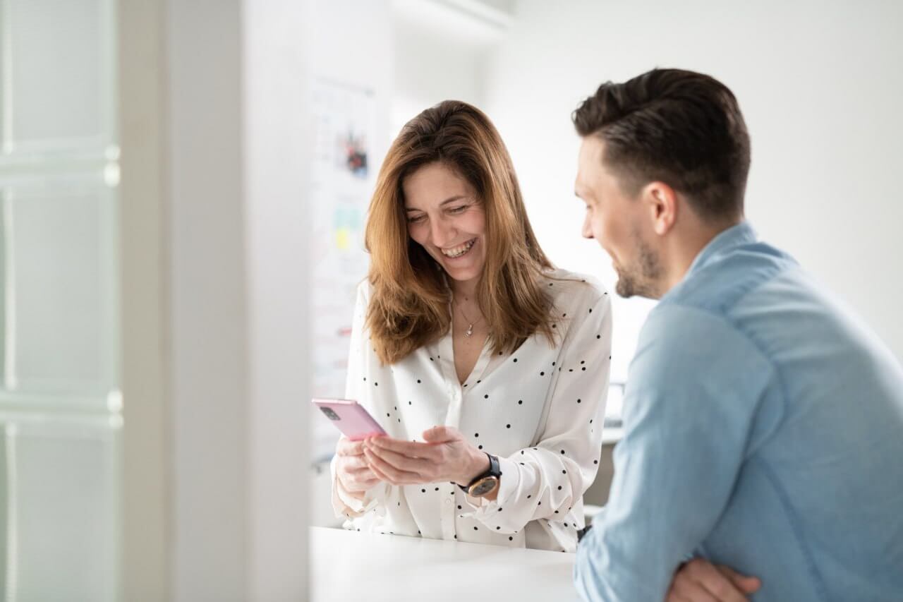 Kuvassa kaksi WorkPowerin toimihenkilöä toimistolla.