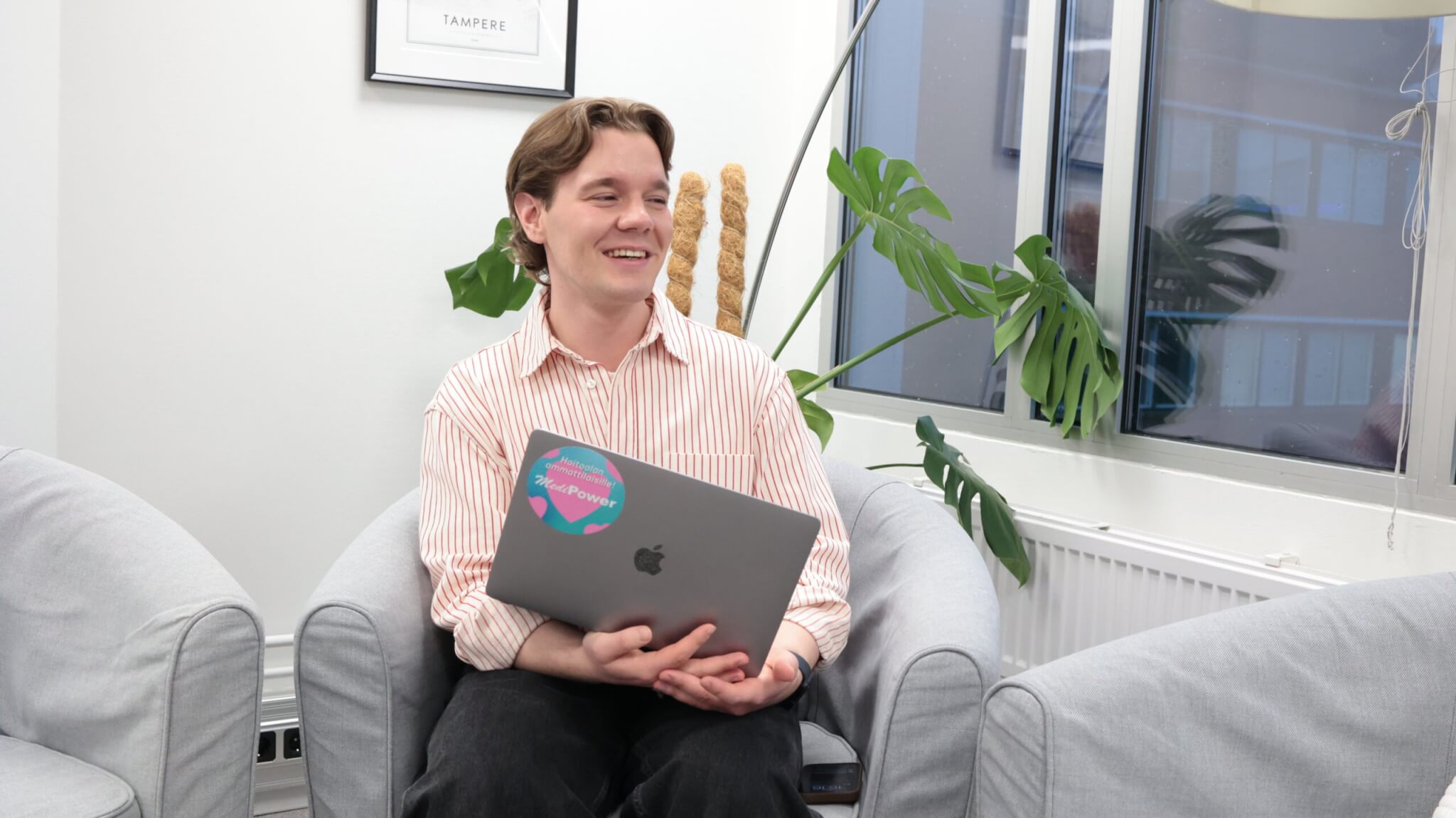 WorkPowerin trainee Kaapo istuu tietokoneen äärellä.