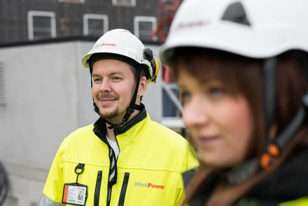 Kuvassa WorkPowerin toimihenkilöitä asiakasyrityksen rakennustyömaalla.