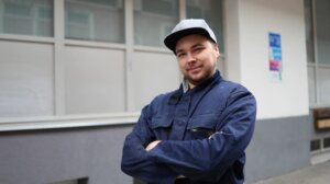 Kuvassa WorkPowerin teollisuuden vuokratyöntekijä työhaalareissa Porissa.