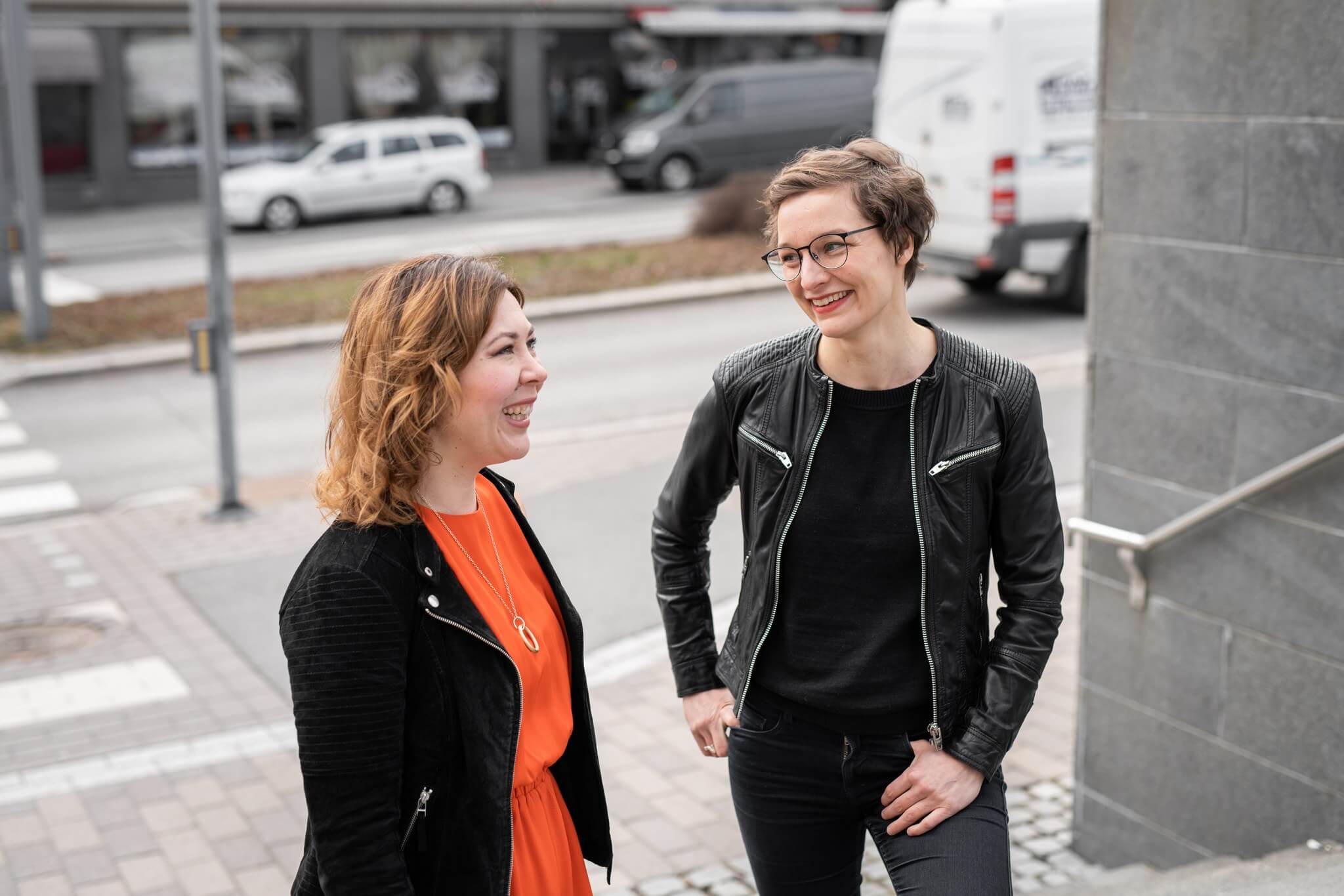 Kuvassa WorkPowerin Niina ja Elina valmiita kertomaan henkilöstövuokrauksen hinnoittelusta.