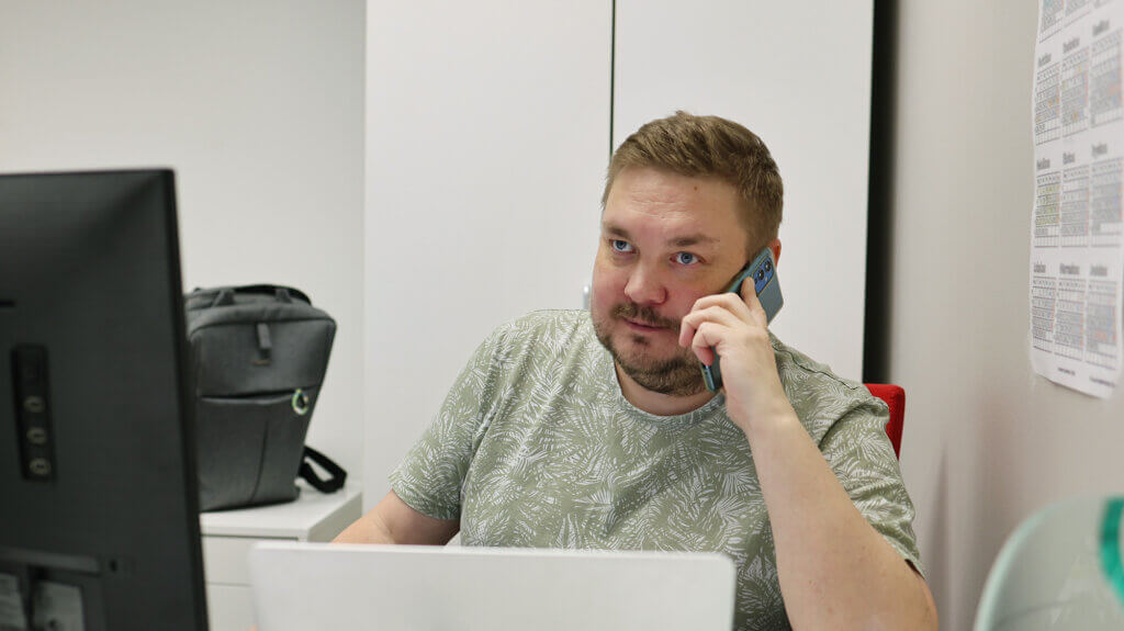 WorkPowerin toimihenkilö Janne puhuu puhelimessa. 