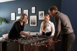 Kuvassa WorkPowerin johtoryhmä pelaamassa pöytäfutista.