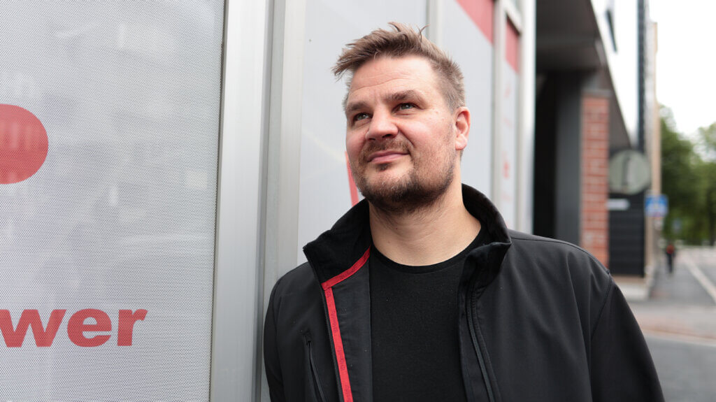Kuvassa Jussi Tupamäki WorkPowerin toimiston edessä.