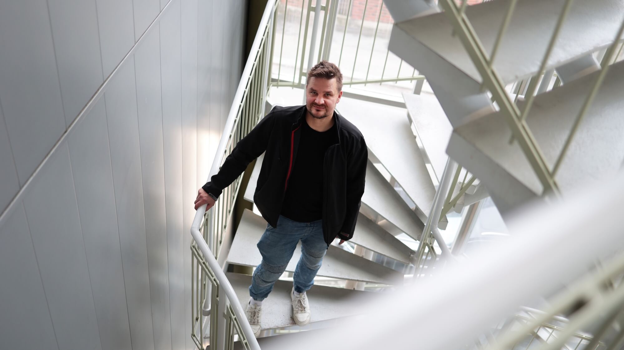 Kuvassa WorkPowerin asiakkuuspäällikkö Jussi Tupamäki portaikossa.