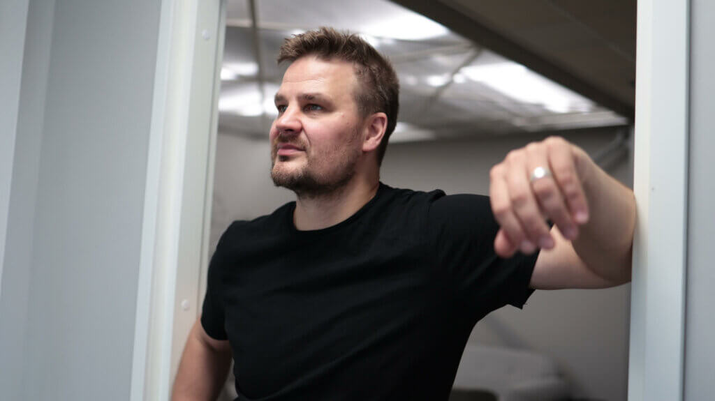 Kuvassa WorkPowerin asiakkuuspäällikkö ja jääkiekkovalmentaja Jussi Tupamäki.