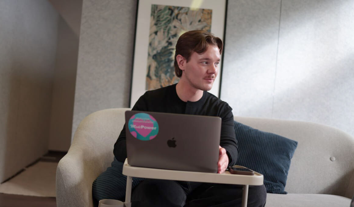 WorkPowerin Z-sukupolven toimihenkilö istuu koneen äärellä.