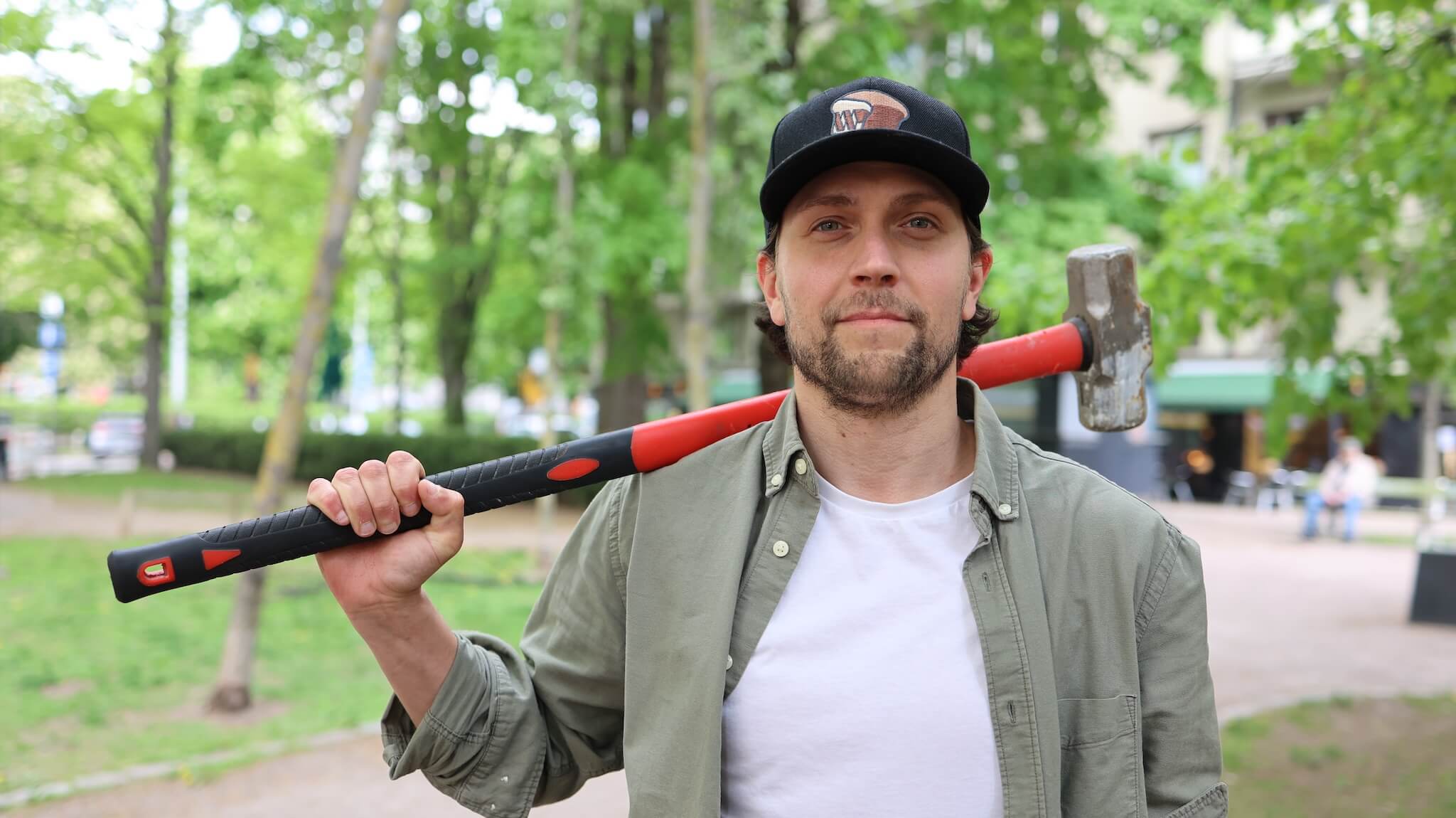 Kuvassa WorkPowerin asiantuntija valmiina auttamaan kesätyöntekijöiden rekrytoinnissa.