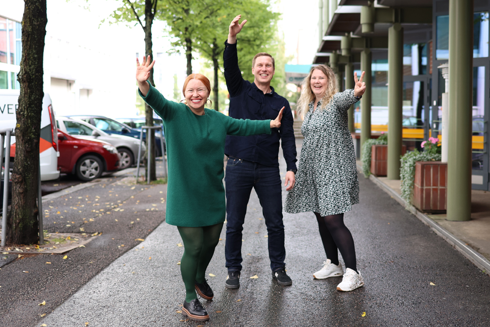 WP:n Anja, Jenni ja Olli iloitsevat, kun rekrytointiprosessi sai kiitosta.