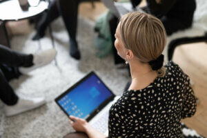 MediPowerin toimihenkilö tietokoneella.