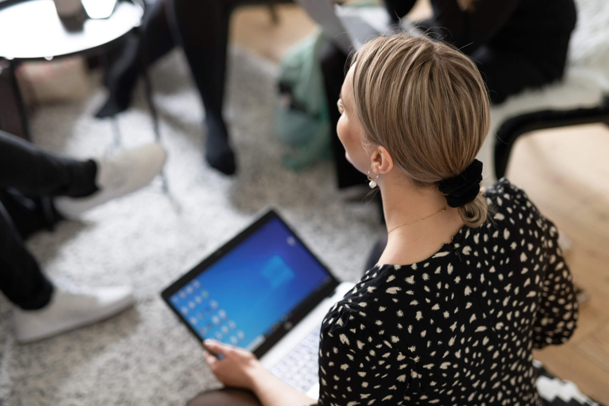 MediPowerin toimihenkilö tietokoneella.