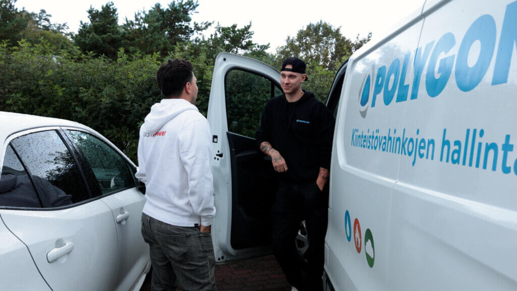Videon thumbnail-kuvassa Polygonin ja WorkPowerin henkilöt keskustelevat pakettiauton luona.
