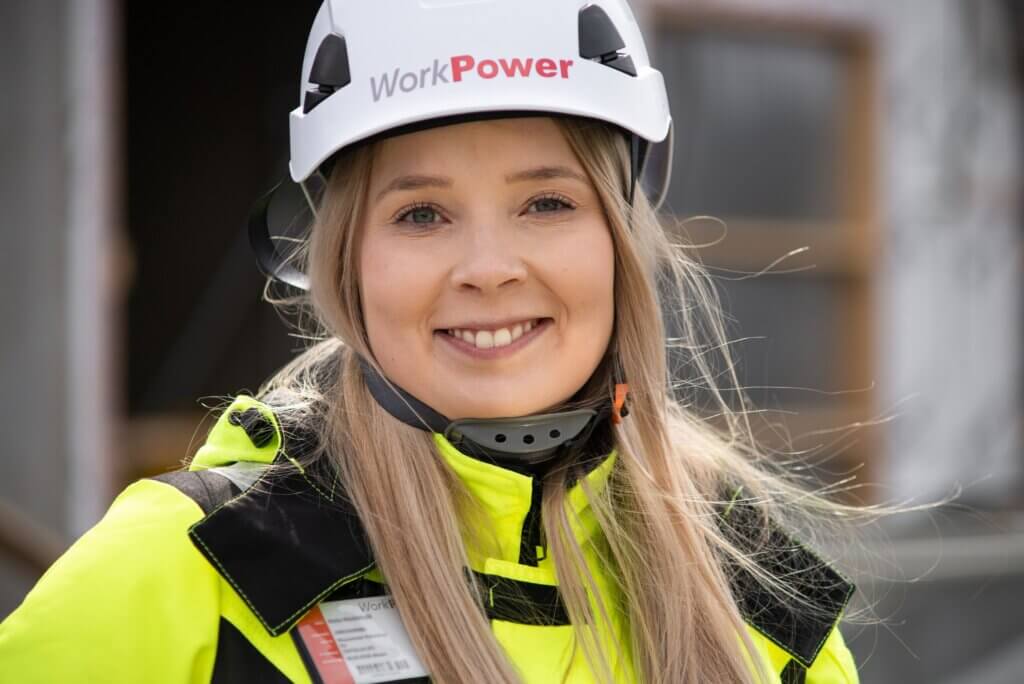 WorkPowerin toimihenkilö rakennustyömaalla.