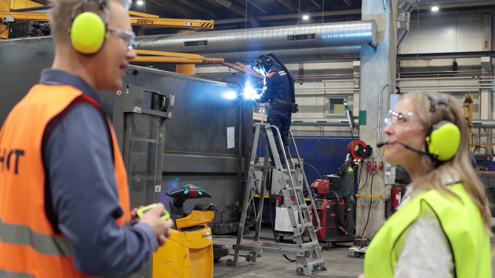 Kuvassa WorkPowerin Noora ja Europressin Markus tuotannossa.