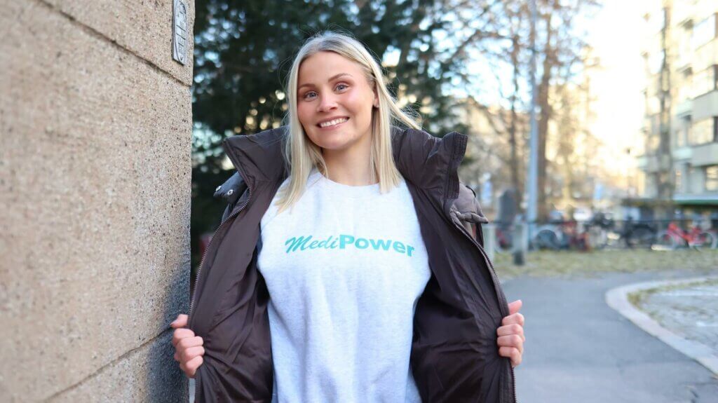 Kuvassa MediPowerin Vilma valmiina palvelemaan henkilöstövuokrauksessa Helsingissä.