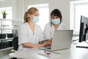 Kuvassa sote-alan työntekijöitä MediPowerilla.