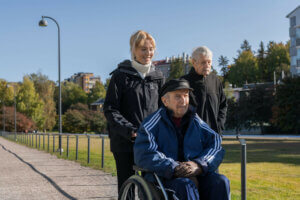 Kuvassa Wilhelmiinan asukkaita ja MediPowerin työntekijä ulkoilemassa.