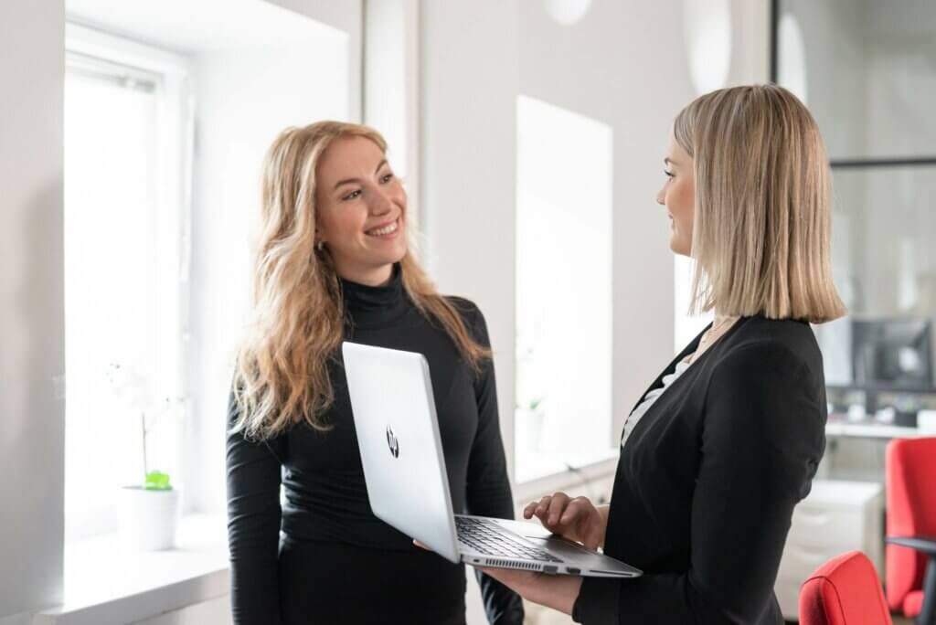 Kuvassa MediPowerin asiantuntijoita valmiina palvelemaan henkilöstövuokrauksessa Jyväskylässä.