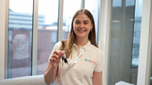 Kuvassa iloinen MediPowerin rekrytoija avain kädessään.