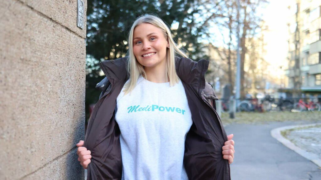 Kuvassa WorkPowerin Vilma Heino kertomassa vinkkejä sote-alan töihin paluuseen.