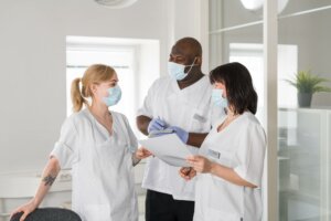 Kuvassa MediPowerin työntekijöitä.