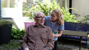 Kuvassa Wilhelmiinan asukas ja työntekijä Lyudmila pihalla.