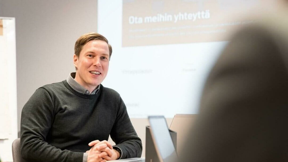 WorkPowerin toimihenkilö Olli kokouksessa. 