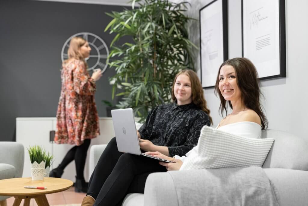 Kolme WorkPowerin toimihenkilöä toimistolla.