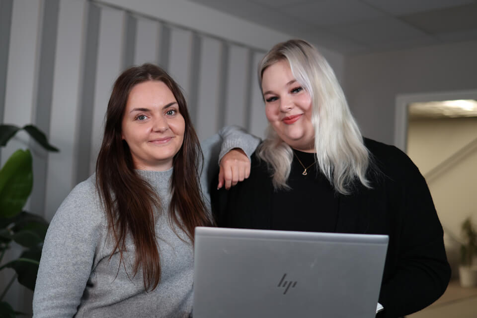 Kuvassa henkilöstövuokrausyritys WorkPower Porin Eve ja Saara toimistolla.