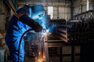 Kuvassa hitsaaja ja koulutettu tulityövahti tulityökohteessa.