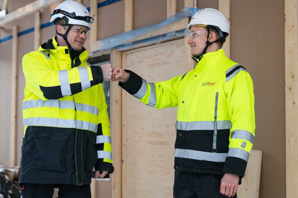 Kuvassa WorkPowerin yhteyshenkilö asiakkaan kanssa rakennustyömaalla.