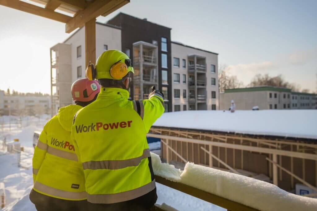 Kuvassa WorkPowerin työntekijöitä ulkona katsomassa tulityökohteeseen.
