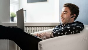 Kuvassa taitava työntekijä tietokoneella.