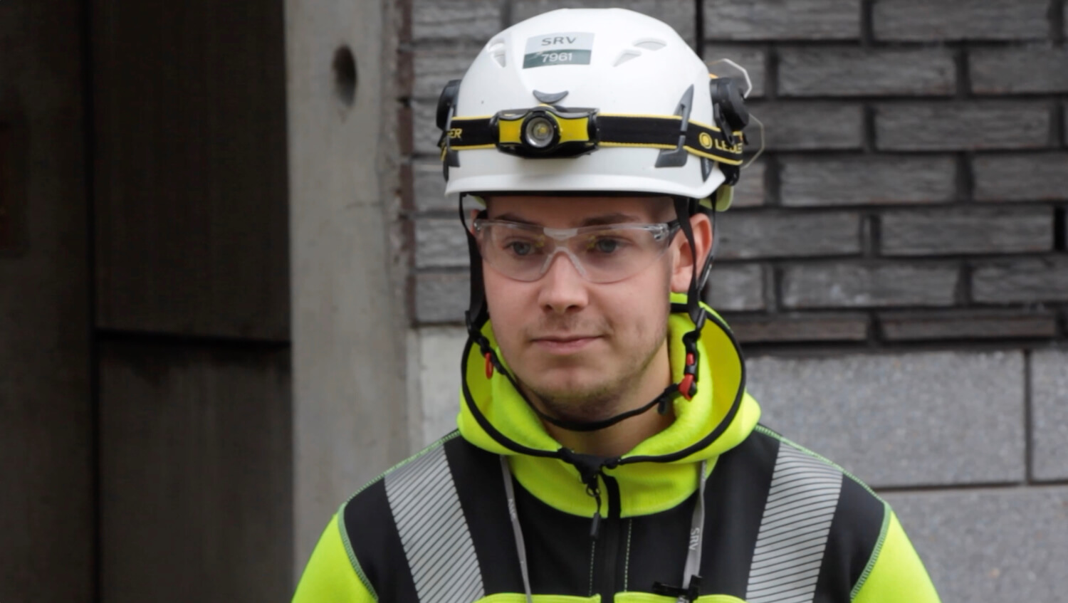 Kuvassa WorkPowerin työnjohtoharjoittelija SRV:llä.