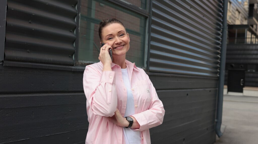 Kuvassa WorkPowerin asiakkuuspäällikkö puhumassa puhelimessa asiakkaan kanssa.