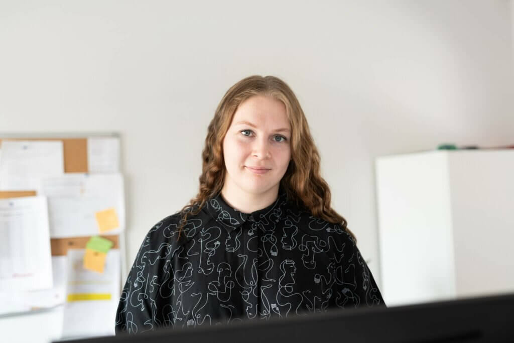 Kuvassa WorkPowerin Camilla valmiina palvelemaan yrityksiä uraohjauksessa.