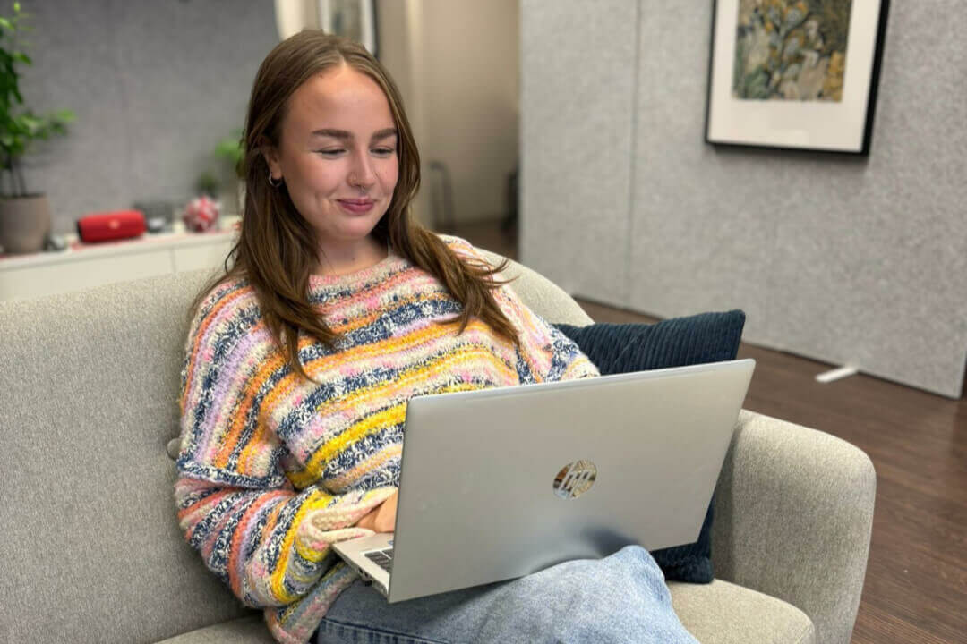 Kuvassa WorkPowerin trainee Vilma tietokoneella.