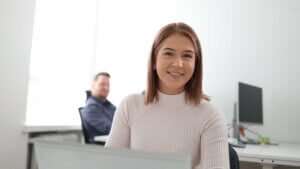 Kuvassa WorkPowerin henkilöitä toimistolla välittämässä vuokratyöntekijöitä asiakkaille.