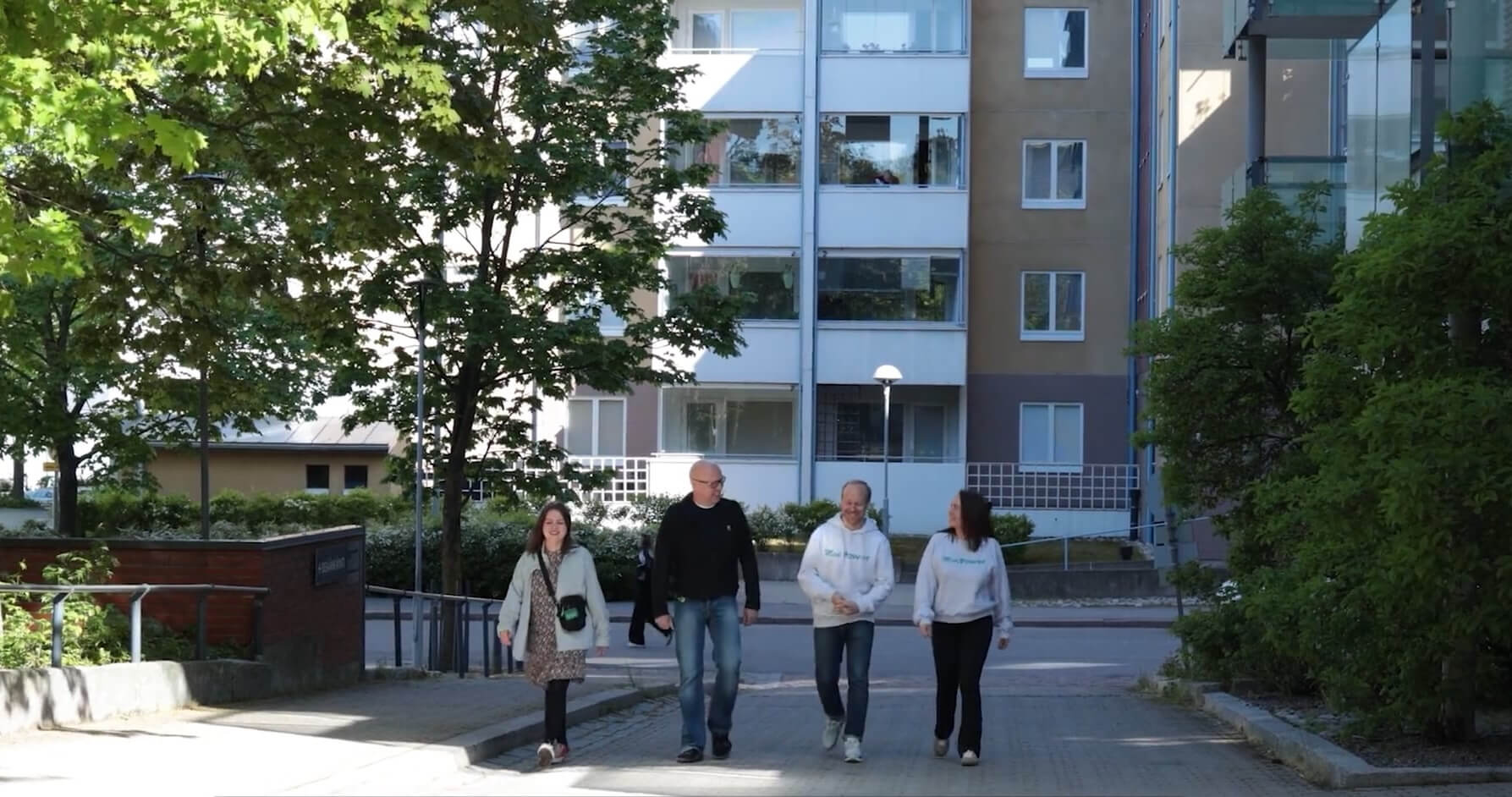 Kuvassa Wilhelmiinan ja MediPowerin henkilöitä kävelemässä ulkona.