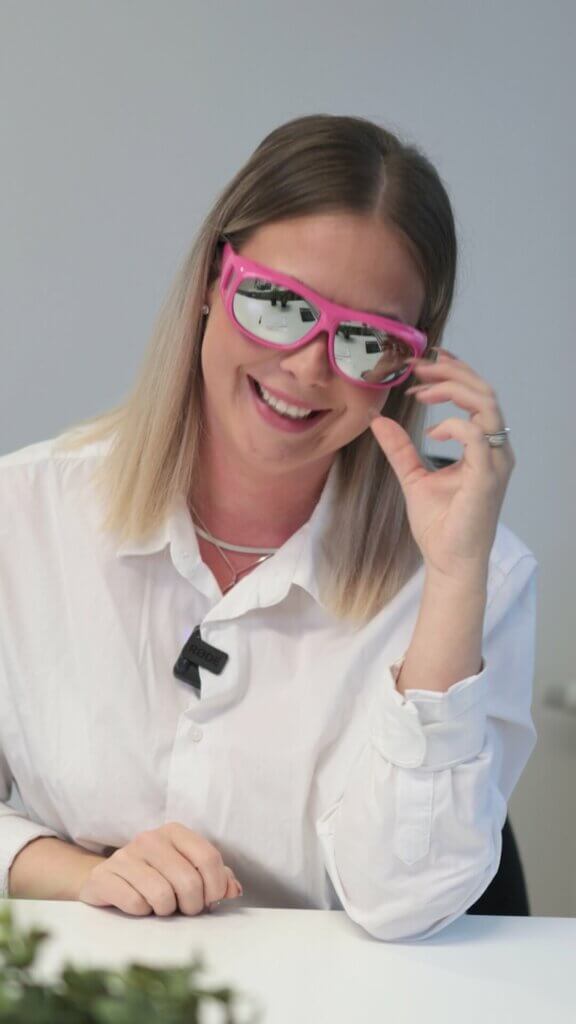 Videon thumbnail-kuva, jossa WorkPowerin asiantuntija kertomassa kesätyöntekijöiden rekrytoinnista.