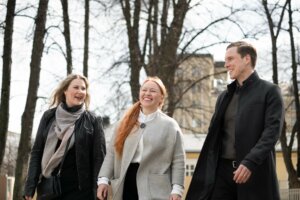 Kuvassa WorkPowerin henkilöitä valmiina palvelemaan henkilöstöasioissa ympäri Suomen.