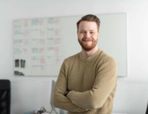 Kuvassa WorkPowerin Ossi valmiina palvelemaan henkilöstövuokrauksessa Helsingissä.