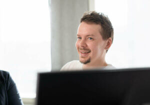 Jyväskylän WorkPowerin Jouni valmiina palvelemaan henkilöstövuokrauksessa.