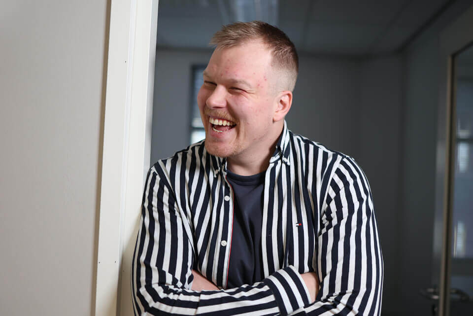 Kuvassa WorkPowerin Mikko valmiina palvelemaan henkilöstövuokrauksessa Porissa.