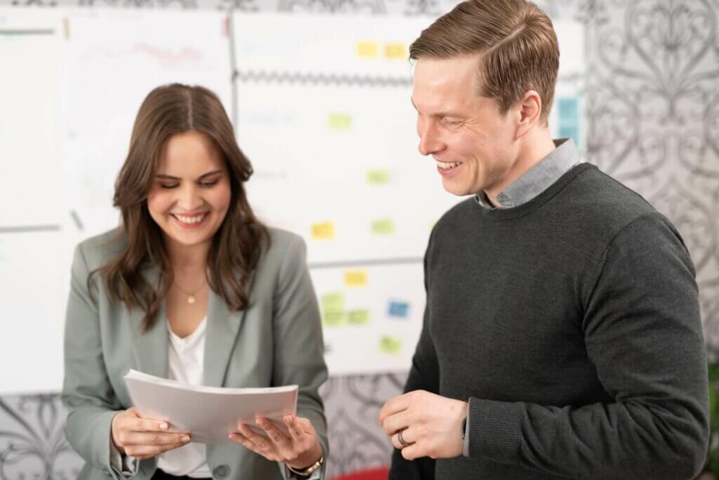 Kuvassa WorkPowerin asiantuntijoita keskustelemassa interim-palveluista.