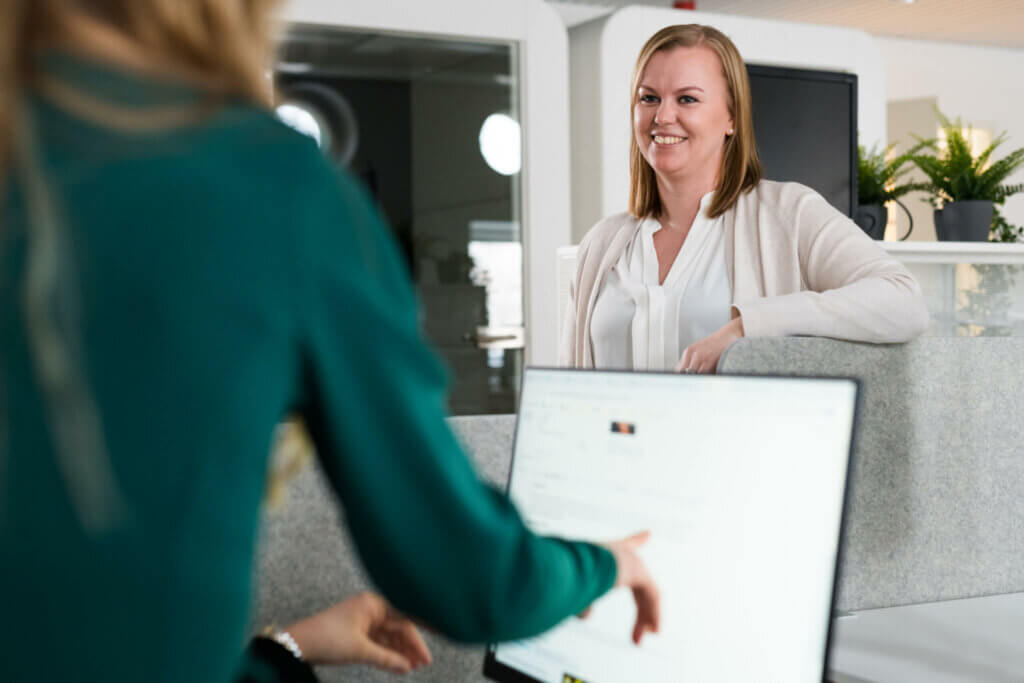 Kuvassa WorkPowerin asiantuntijoita tietokoneen äärellä etsimässä interim-osaajia yrityksille.