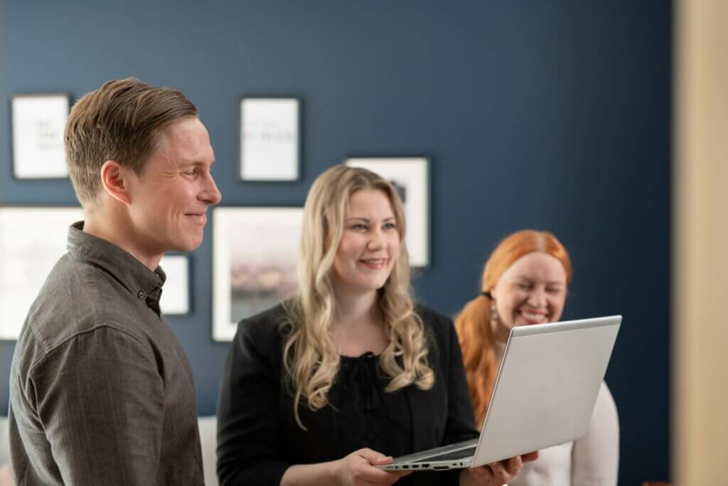 Kuvassa WorkPowerin jory keskustelemassa läppärin äärellä valmennuksista.