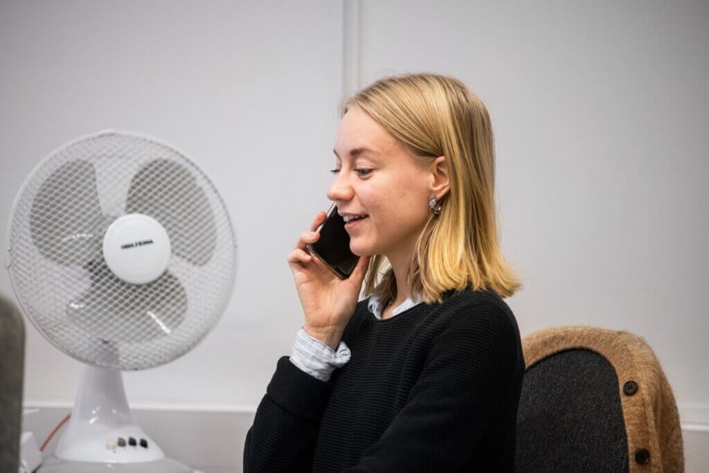 WorkPowerin toimihenkilö puhuu puhelimessa.