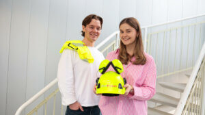 Kuvassa WorkPowerin työntekijöitä työvarusteita käsissään.