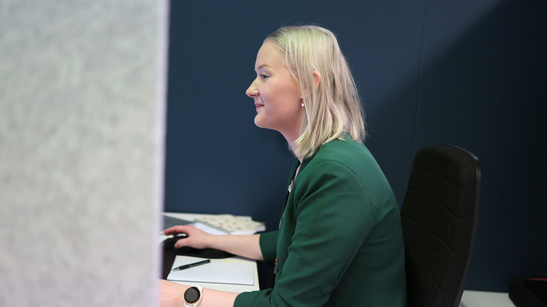 WorkPowerin toimihenkilö istuu tietokoneellaan